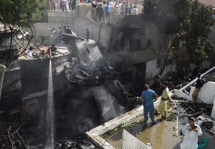 விபத்தில் சிக்கிய பாக்கிஸ்தான் விமானத்தில் 3 கோடி ரூபா பணப் பை