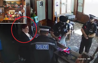 இந்த வெள்ளைக்கார கிளவி காப்புலி பொம்மையை வைத்து மாட்டிக் கொண்ட கதை !