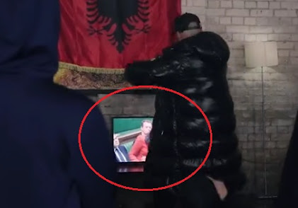 சுலைலா பேசும் போது காலால் உதையும் அல்பேனிய “கிறுக்கன்”-  லண்டனில் தான் இருக்கிறாராம்