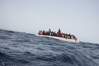 மீண்டும் லிபிய கடற்பரப்பில் துயரம் – படகிலிருந்துவிழுந்த 20 குடியேற்றவாசிகள் காணாமல்போயுள்ளனர்