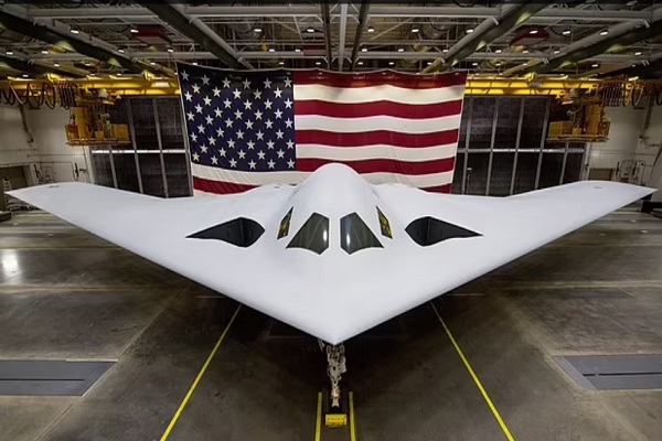 அமெரிக்கா முதல் முறையாக காட்டும் தனது B-21 bomber : சீனாவின் J20 விமானத்திற்கு பதிலடி