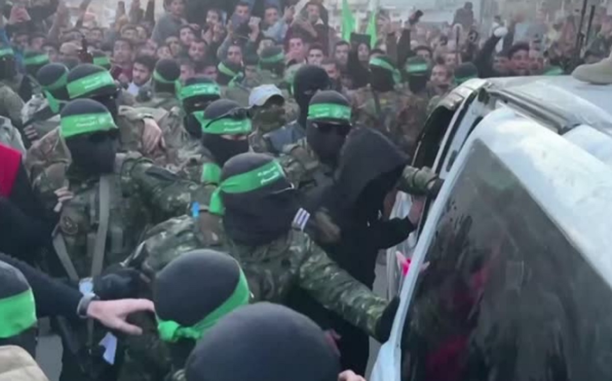 Breaking News: Hamas releases hostages பரபரப்புக்கு மத்தியில் 3 பெண்களை விடுதலை செய்த ஹமாஸ்