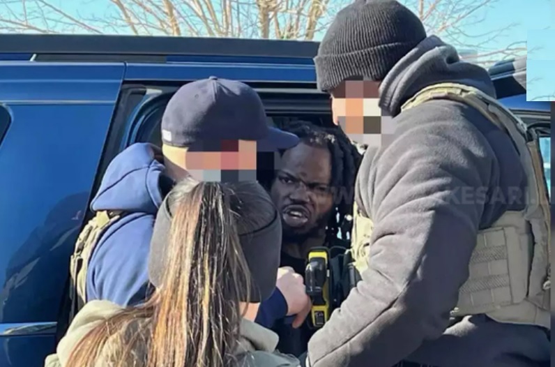 F*****G ரம் என்று கெட்ட வார்த்தையால் பேசிய அகதி- அலேக்காக தூக்கிச் செல்லும் பொலிசார்