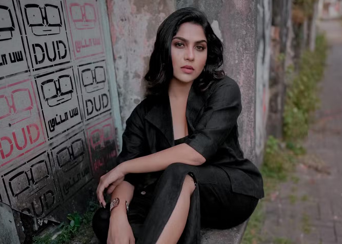 “ஷாக்! ஸ்வாசிகா மேலாடையை திறந்து விட்டு லப்பர் பந்து போஸ்… ஒரு பட்டனை கூட போடல..