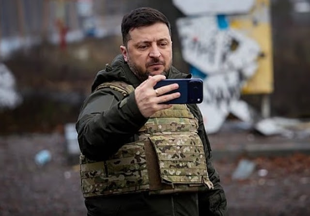 ரஷ்யாவிடம் இருந்து கைப்பற்றிய நகரில் நின்று செல்பி எடுத்த ஜெலன்ஸ்கி: கிறிஸ்மஸ் பரிசு என்று நக்கல்