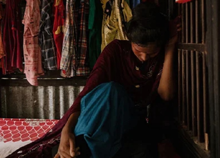 பார்சல் டிலிவரிக்குச் சென்று பழக்கம் +1 மாணவியை கர்பமாக்கிய நபர் !