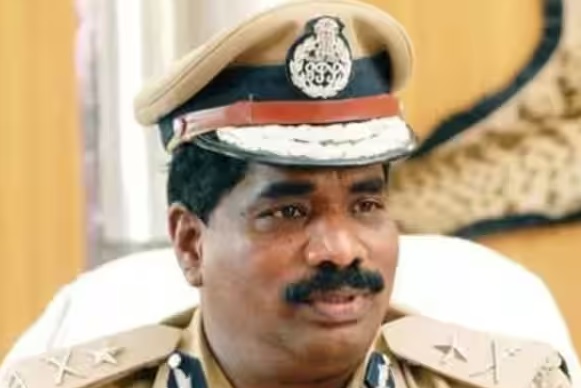 சீருடையில் இருந்து வண்ணம் பெண்களோடு சில்மிஷம்: DGP லீலைகள் VIDEO வெளியானது !