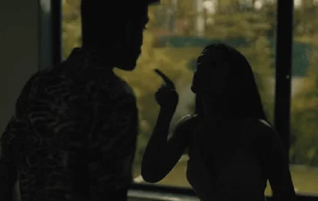 காதல் திருமணமாகி 4 மாசத்துல 2 கல்லூரி மாணவர்களோடு உல்லாசம்- கணவர் கதவை திறக்க