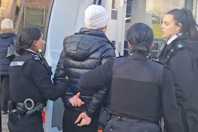 “புறாவுக்கு ரொட்டி போட்டது ஒரு குற்றமா?” கைவிலங்கிட்டு போலீஸ் அதிரடி கைது!