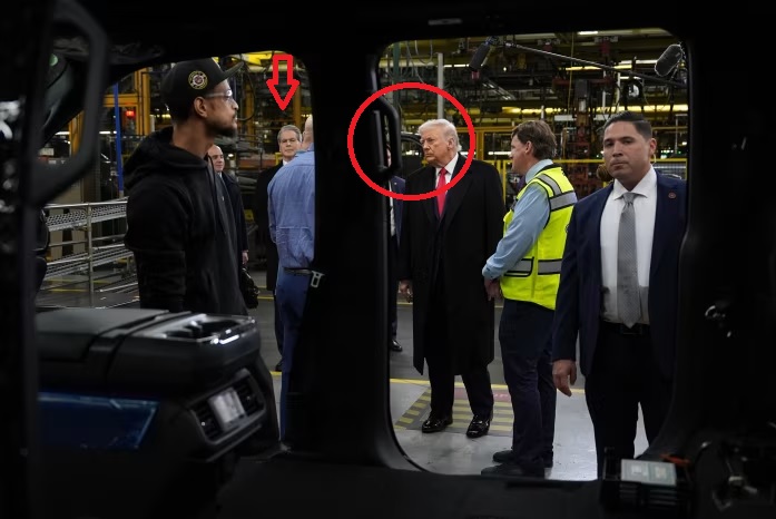 சிறுமிகள் கற்பழிப்பு சங்க தலைவர் நீங்கள் தான் -FORD தொழிற்சாலையில் டிரம்ப் – ஊழியர் மோதல் VIDEO