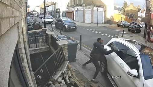 லண்டன் வீதியில் கையில் ராட்சதக் கத்தி! – சினிமா பாணியில் மோதிக்கொண்ட கும்பல்: